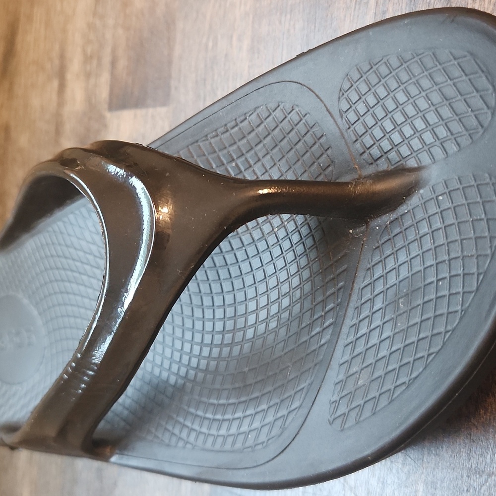 OOFOS Oolala Black Sandals Size 7 Excellent Condition - Picture 8 of 9